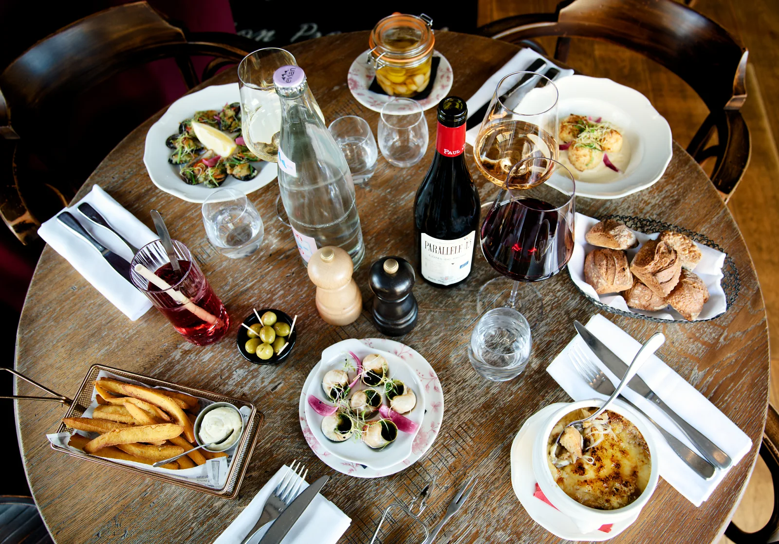 Table complète au Bouchon Provençal, restaurant fait maison Marseille Vieux Port